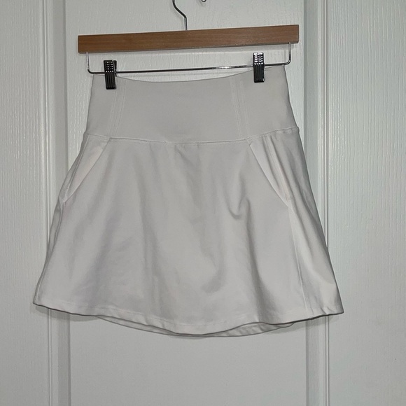 NEW Lolë Women's Active PullOn Skort  White Skirt with Pockets SKU:4017001-69060 - Picture 3 of 7